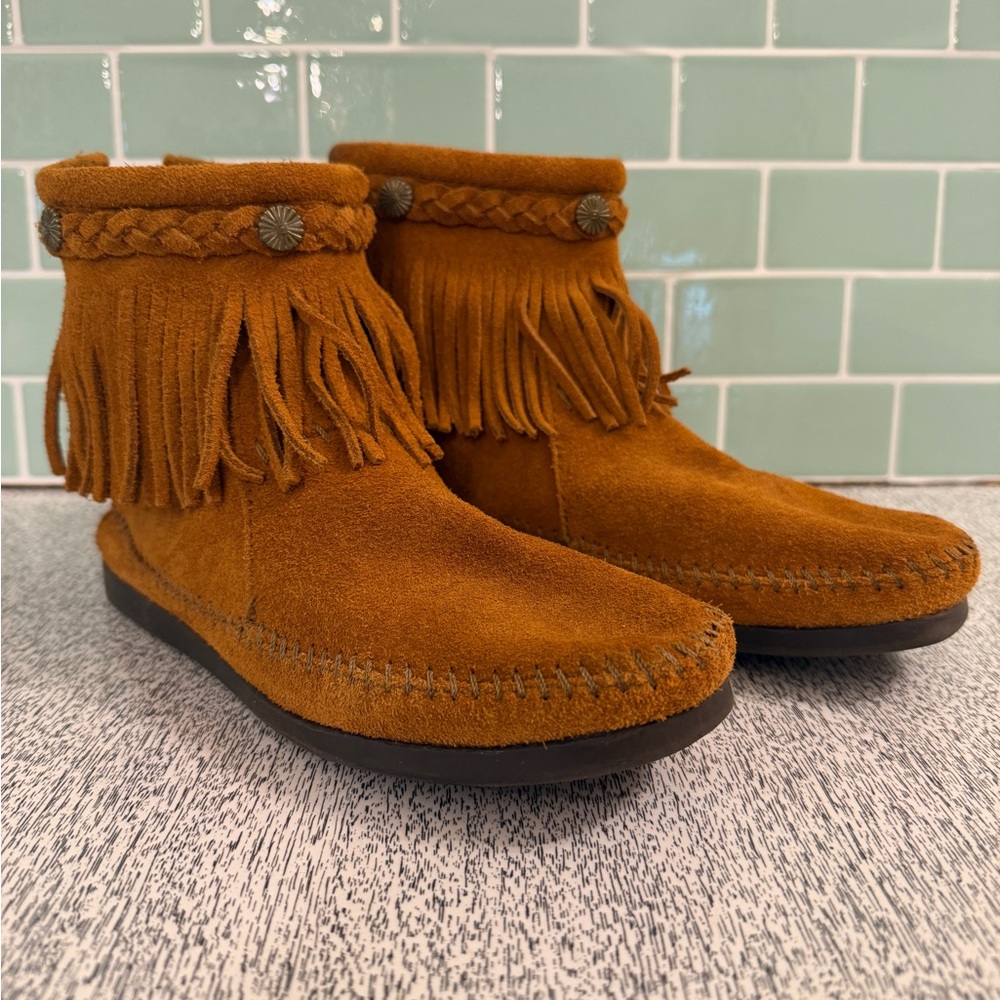 Minnetonka Suede Fringe Ankle Booties in Cognac Brown, sz 6.5, EUC
